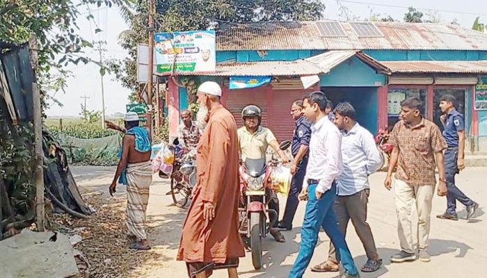 গুরুদাসপুরে সড়কের প্রায় ৪  শতক  জায়গা দখলমুক্ত করল প্রশাসন