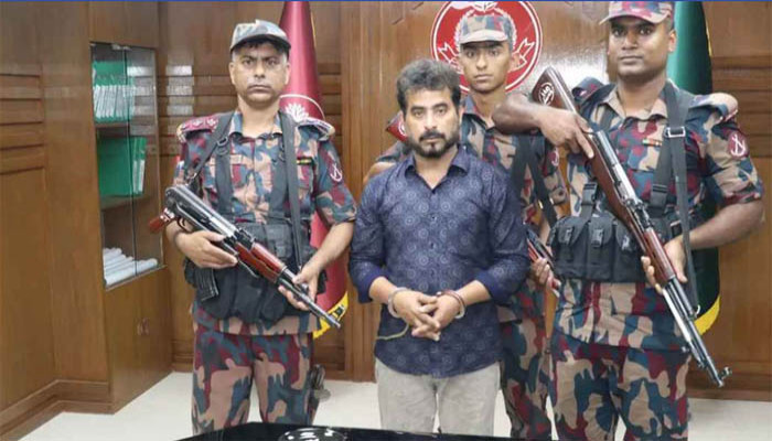 সাড়ে ৬ কোটি টাকার হীরাসহ আটক ভারতীয় নাগরিক