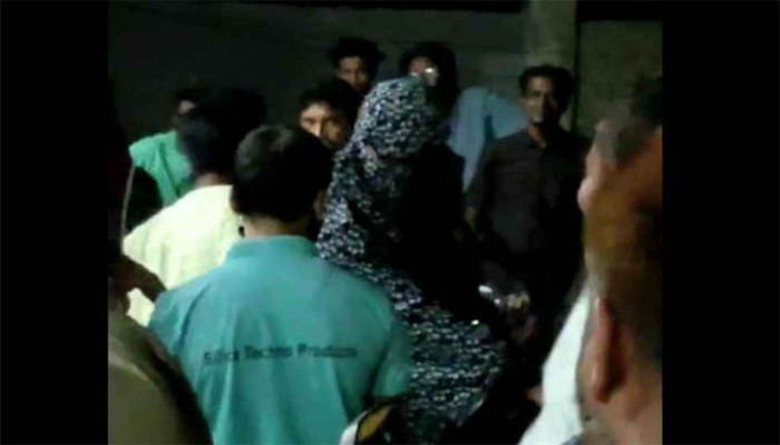 নওগাঁর পত্নীতলায় নারী সেজে তেল নিতে এসে ধরা খেলেন যুবক