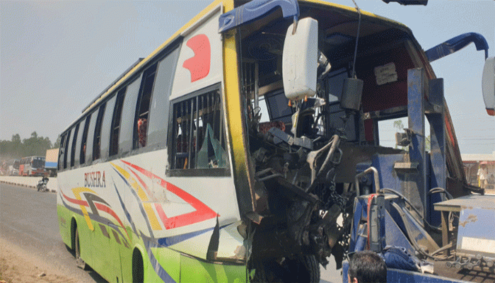 সিরাজগঞ্জে রোড ডিভাইডারের সঙ্গে বাসের ধাক্কায় নিহত ৩