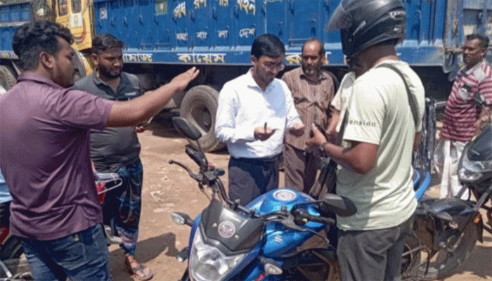 পাম্পে তেল নিতে এসে ৭ মোটর বাইক চালক গুণলেন জরিমানা
