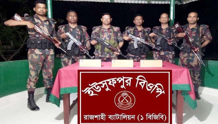 চারঘাটে বিপুল পরিমান ভারতীয় ইলেকট্রিক রেজিস্টেন্স জব্দ, পলাতক দুই কারবারি