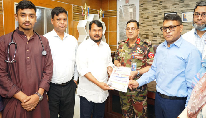 রামেক হাসপাতাল পরিচালকের হাতে জনসচেতনতামূলক লিফলেট তুলে দিলেন রাসিক প্রশাসক