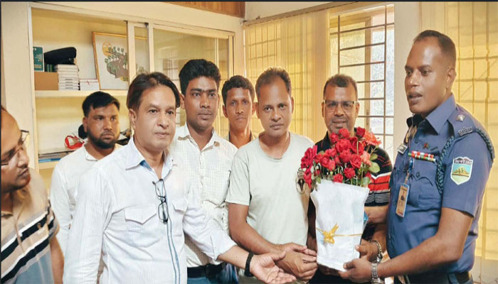 নিয়ামতপুরে নবাগত ওসির সঙ্গে সাংবাদিকদের মতবিনিময় সভা অনুষ্ঠিত