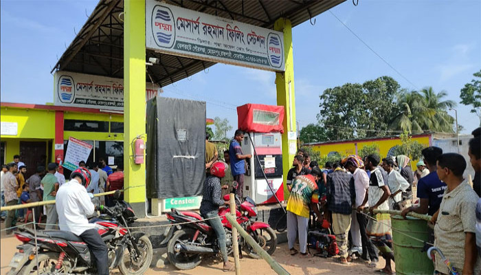 মোহনপুরে কৃত্রিম সংকট লাঘবে রহমান ফিলিং স্টেশনে স্বস্তি ফিরছে