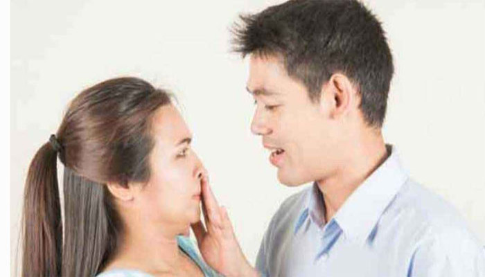 স্বামীর মুখে দুর্গন্ধ, সহ্য করতে না পেরে থানায় গেলেন স্ত্রী