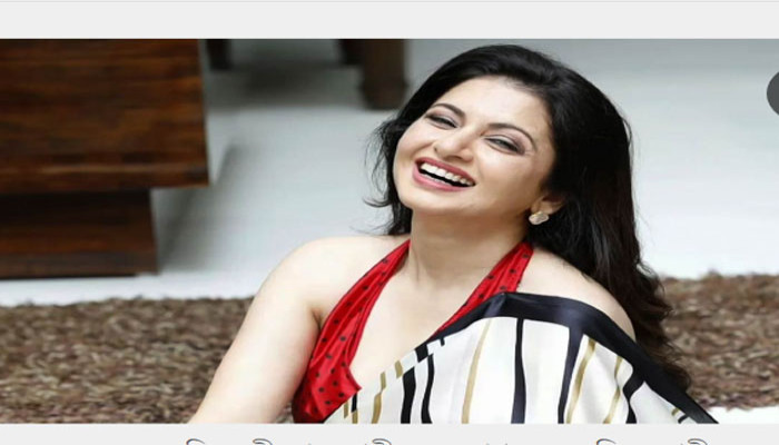 ভরসা নুন-জলেই! ৫৭ বছরের ভাগ্যশ্রী কী ভাবে গরমে সুস্থ ও সুন্দর রাখেন নিজেকে?