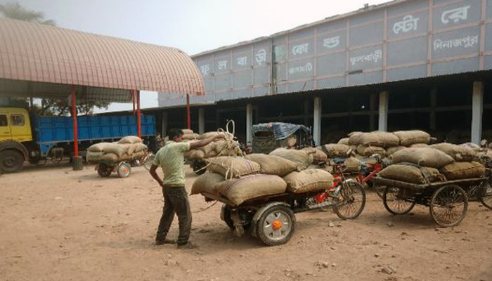 ফুলবাড়ীর হিমাগারে আলু সংরক্ষণ জায়গা নেই, আলু নিয়ে বিপাকে কৃষক