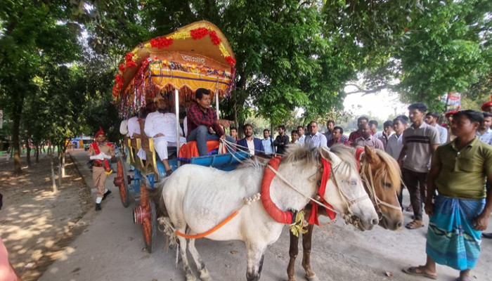 কর্মজীবনের শেষ যাত্রায় ঘোড়ার গাড়িতে ফুলবাড়ী সরকারি কলেজের অধ্যক্ষকে ব্যতিক্রমী বিদায়