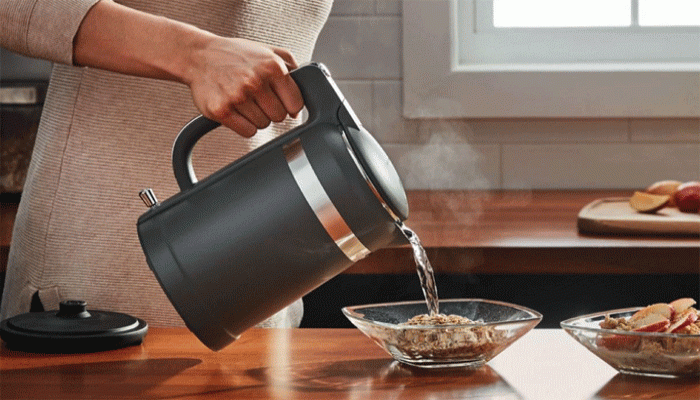 কেটলির নিয়মিত ব্যবহারে সাদা স্তর জমেছে ভিতরে? মাত্র একটি উপাদান দিয়েই নতুনের মতো ঝকঝকে হবে