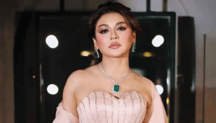 মোহনীয় স্টাইলে জয়া আহসান