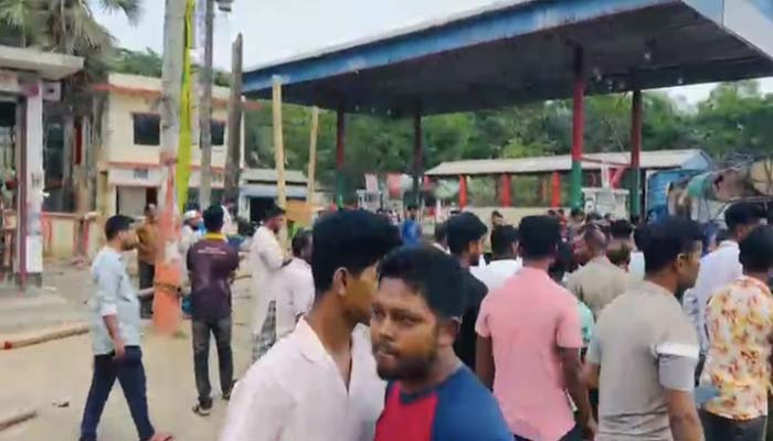 তেল না পেয়ে ফিলিং স্টেশনে হামলা-ভাংচুর, আটক ২