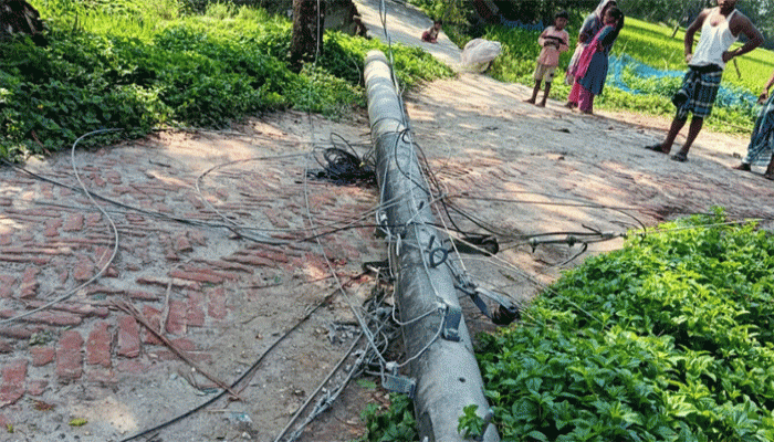 ঝড়ে বিপর্যস্ত মনোহরগঞ্জ, ৩৬ ঘন্টায়ও স্বাভাবিক হয়নি বিদ্যুৎ সরবরাহ