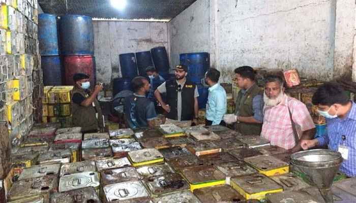 ফেনীতে ৫০ হাজার লিটার ভোজ্যতেল মজুদ: ভ্রাম্যমাণ আদালতে ২ লাখ টাকা জরিমানা