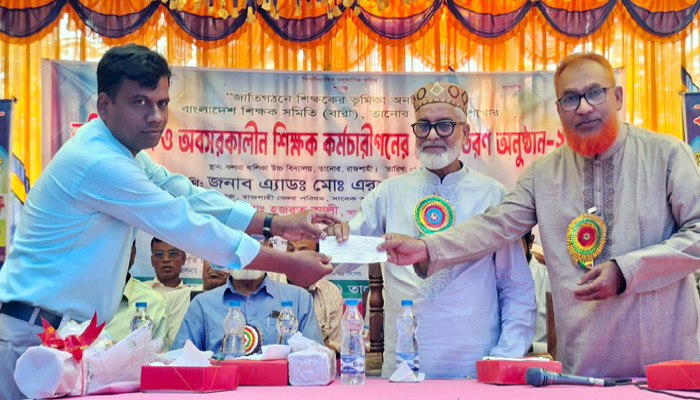 তানোরে অবসরকালীন শিক্ষক-কর্মচারীগনের মাঝে চেক বিতরণ