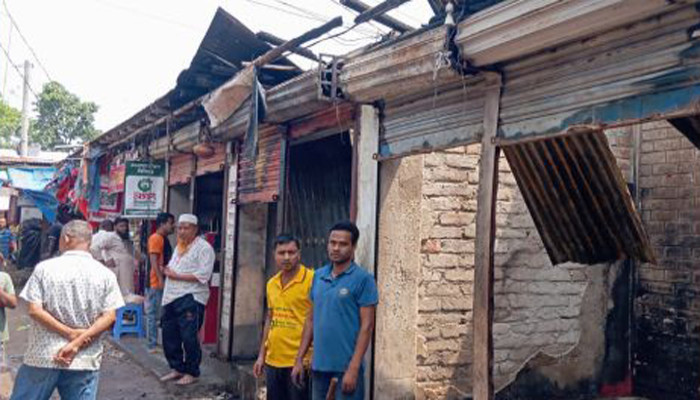 আত্রাইয়ে ভয়াবহ অগ্নিকান্ডে দুই দোকান ভস্মীভূত, ৬ লক্ষাধিক টাকার ক্ষতি