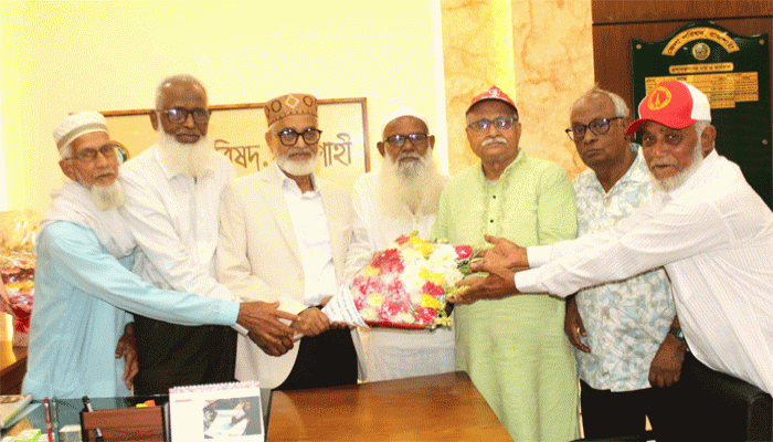 রাজশাহী জেলা পরিষদের নবনিযুক্ত প্রশাসককে পশ্চিমাঞ্চল মুক্তিযোদ্ধা সমবায়  সমিতির ফুলেল শুভেচ্ছা