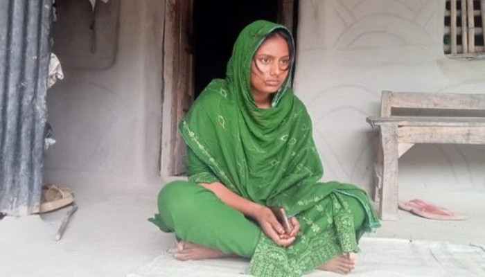 সিরাজগঞ্জের তাড়াশে বিয়ের দাবিতে প্রেমিকের বাড়িতে প্রেমিকার অনশন, পরিবার আত্মগোপনে