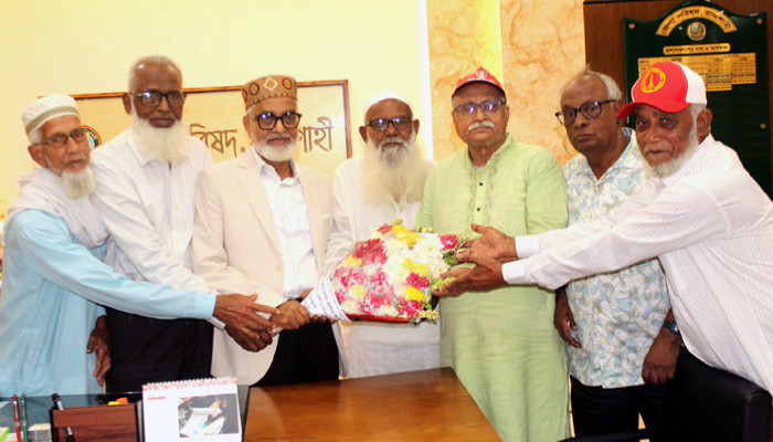 রাজশাহী জেলা প্রশাসককে পশ্চিমাঞ্চল মুক্তিযোদ্ধা সমবায়  সমিতির ফুলেল শুভেচ্ছা