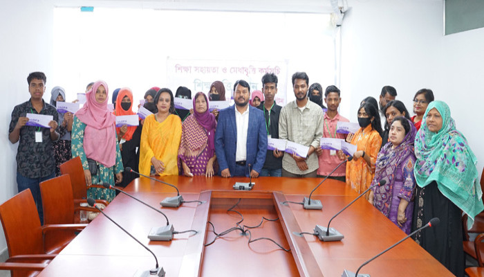 নগরীতে দরিদ্র ও সুবিধাবঞ্চিত শিক্ষার্থীদের শিক্ষাবৃত্তি প্রদান