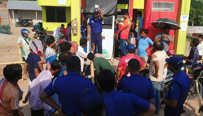 মোহনপুরে রোদে পুড়ে দায়িত্বে অবিচল পুলিশ সদস্যরা