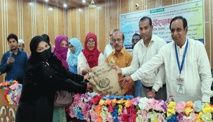 রাণীনগরে কৃষি প্রণোদনার উপকরণ বিতরণ