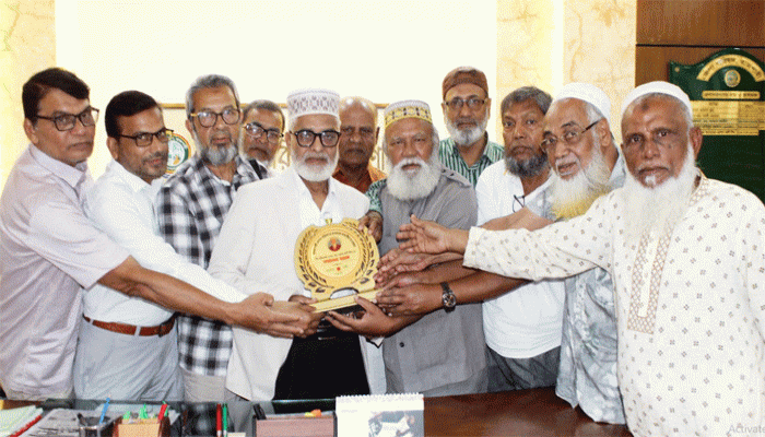 ভোরের সাথী’র পক্ষ থেকে জেলা পরিষদের প্রশাসককে সম্মাননা স্মারক ক্রেস্ট প্রদান