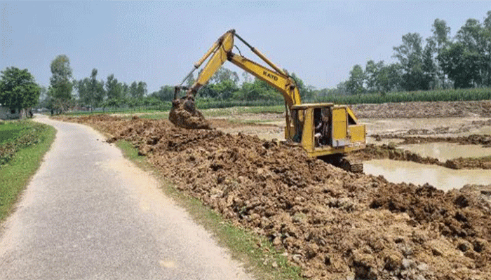অনুমতি ছাড়াই ফুলবাড়ীতে ফসলি জমিতে পুকুর খনন, স্থানীয়দের মাঝে ক্ষোভ