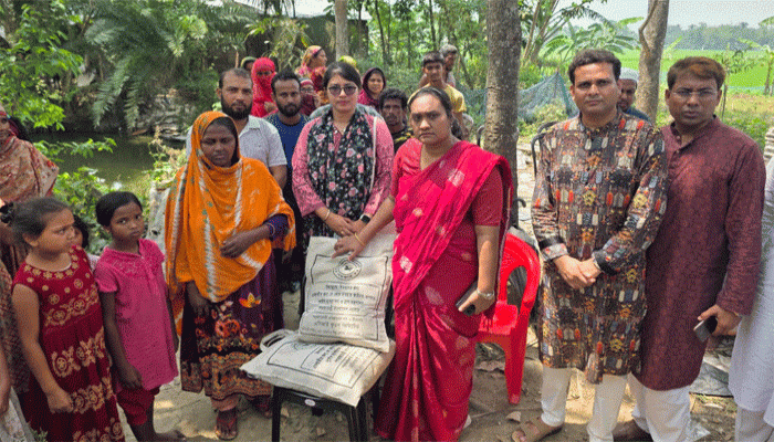 কেশরহাটে অগ্নিকান্ডে ক্ষতিগ্রস্ত বাড়িঘর পরিদর্শন করেন ইউএনও