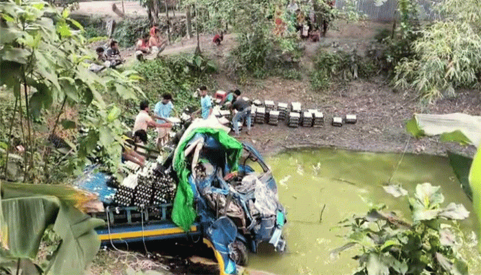 নাটোরে বাসের ধাক্কায় পিকআপ চালক নিহত