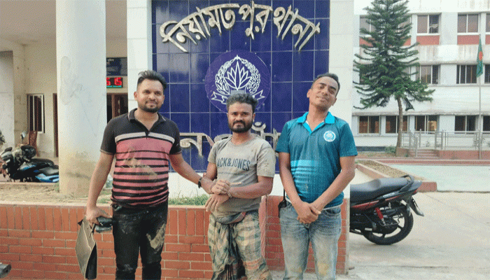 নিয়ামতপুরে পুলিশ দেখে মাদক ব্যবসায়ী দিলেন ভৌঁ-দৌড়, পড়লেন কাদাতে, অতঃপর...