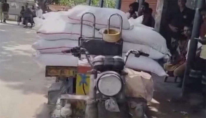 মান্দায় পাচারকালে ৪৫ বস্তা সার আটক