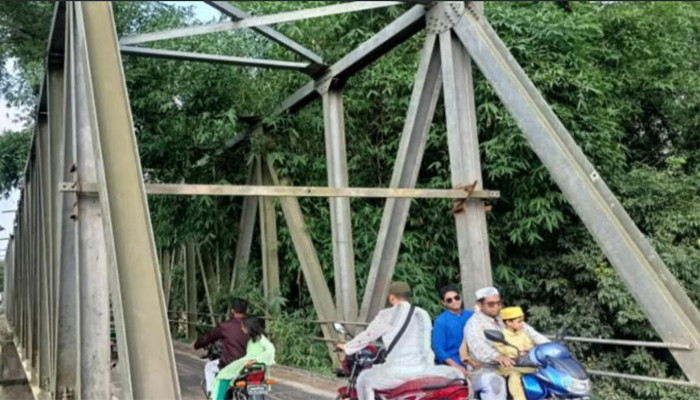তানোরে বেইলী ব্রিজের বেহালদশা ঝুঁকি নিয়ে যাতায়াত