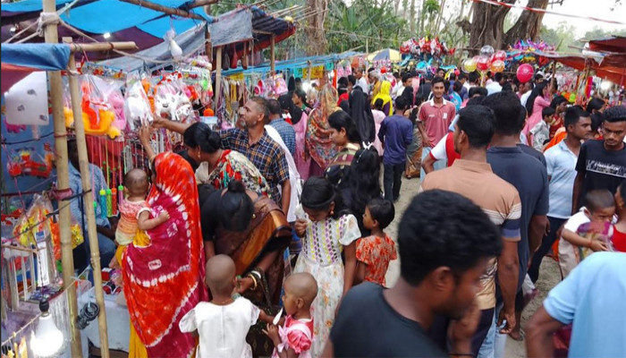 দু’শতাধিক বছরের পুরনো ফুলবাড়ী মহদিপুর শিব-কালী-দুর্গা মন্দির চত্বরের  মন্ডপ মেলায় নর-নারীদের মিলনমেলা