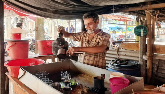 গুরুদাসপুরে ৮ টাকার চা ফিরল  ৫ টাকায়