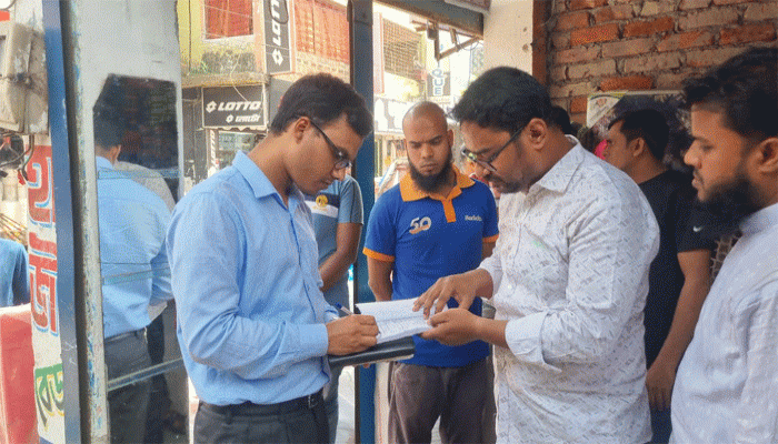ফুলবাড়ীর প্রধান সড়কের পার্শ্বে পণ্য রেখে জনদুর্ভোগ সৃষ্টির অভিযোগে দুই ব্যবসায়ীকে অর্থদন্ড