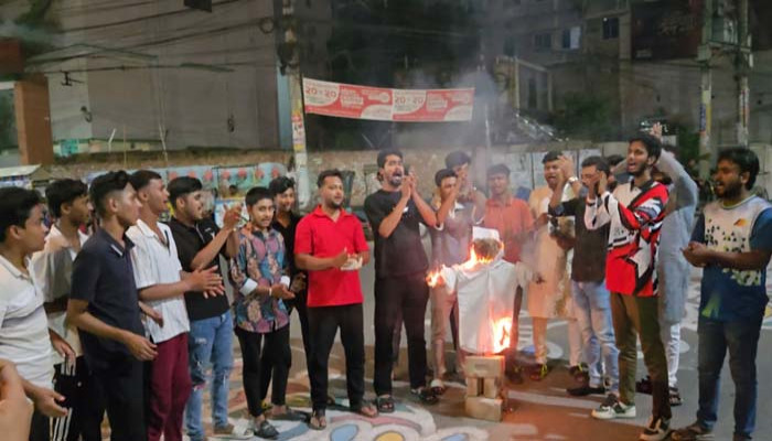 তারেক রহমানকে কটুক্তির প্রতিবাদে রাজশাহীতে ছাত্রদলের বিক্ষোভ ও কুশপুত্তলিকা দাহ