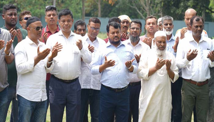 জুলাই গণঅভ্যুত্থানে শহীদ মিনারুল ইসলামের কবর জিয়ারতে রাসিক প্রশাসক