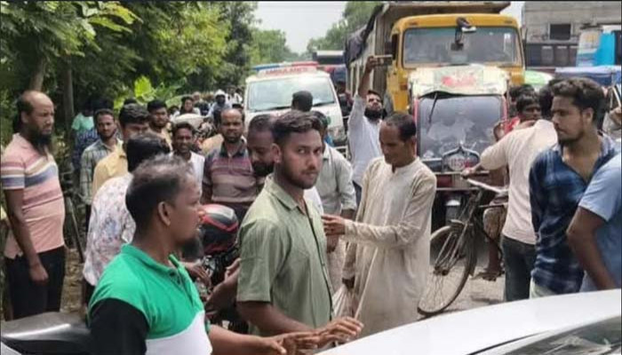মান্দায় মহাসড়ক অবরোধ তিন  চালকের বিরুদ্ধে মামলা