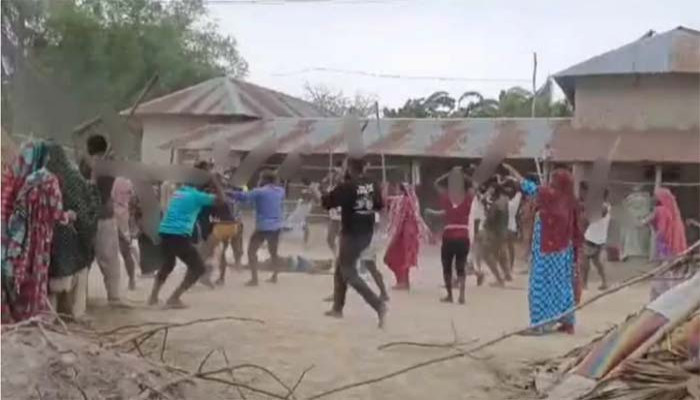 সিরাজগঞ্জে মসজিদের পুকুরে মাছ ধরা নিয়ে দুপক্ষের তুমুল সংঘর্ষ, আহত ১৮