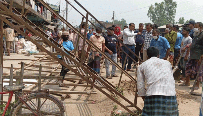 রাণীনগরে শতাধীক অবৈধ স্থাপনা উচ্ছেদ