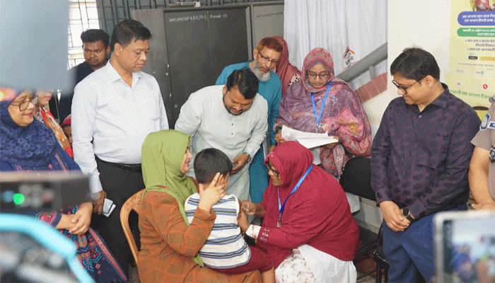 শিশুদের হাম-রুবেলা প্রতিরোধে রাসিকের ৪৩৮ কেন্দ্রে টিকাদান ক্যাম্পেইন শুরু, উদ্বোধন করলেন রাসিক প্রশাসক