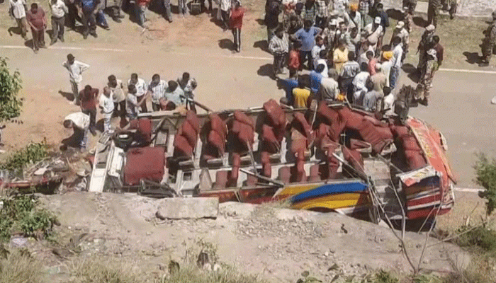 জম্মু-কাশ্মীরে খাদে যাত্রীবাহী বাস পড়ে মৃত ২১