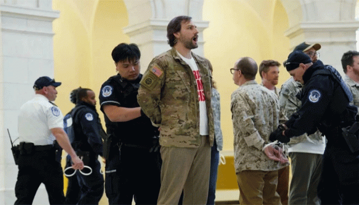 ইরানে যুদ্ধ চান না সাবেক মার্কিন সেনারা, বিক্ষোভে গিয়ে আটক ৬০