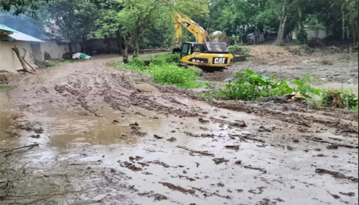 প্রশাসনের নাকের ডগায় পাকা রাস্তা নষ্ট করে অবৈধ মাটি বাণিজ্যে