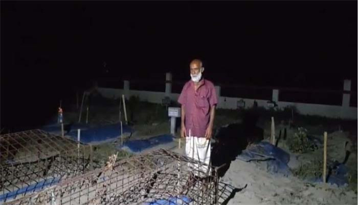 মুন্সীগঞ্জে লাশ চুরির ভয়ে রাত জেগে সন্তানের কবর পাহারা দিচ্ছেন বাবা