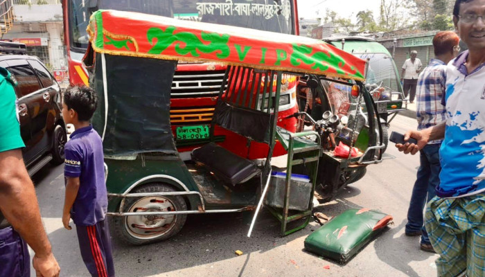 রাজশাহীতে বাস-অটোরিকশার মুখোমুখি সংঘর্ষে গৃহবধূ নিহত, আহত ২
