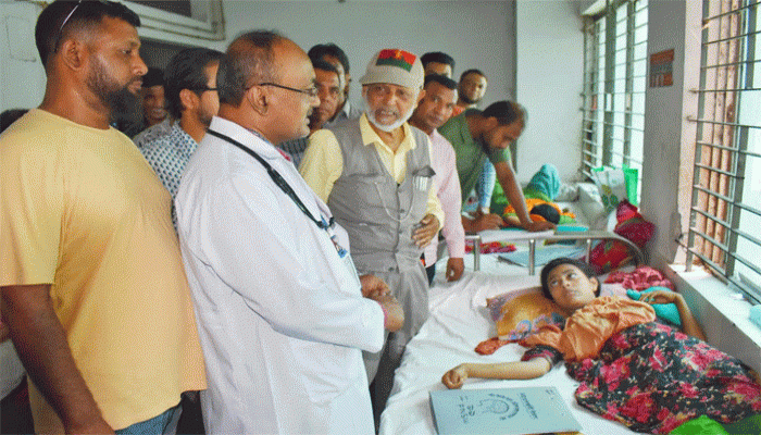 বগুড়ায় অসুস্থ অসহায় রোগীদের দেখতে হাসপাতালে সাবেক এমপি লালু