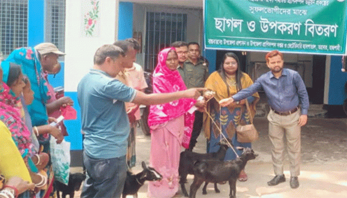 তানোরে ক্ষু্দ্র নৃগোষ্ঠীদের মাঝে বিনামূল্যে ছাগল বিতরণ