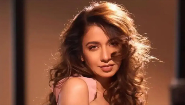 লাইভ শোতে ‘লিপসিঙ্ক’ বিতর্কে গায়িকা জ্যাসমিন সন্ডলাস, নেটদুনিয়ায় সমালোচনার ঝড়